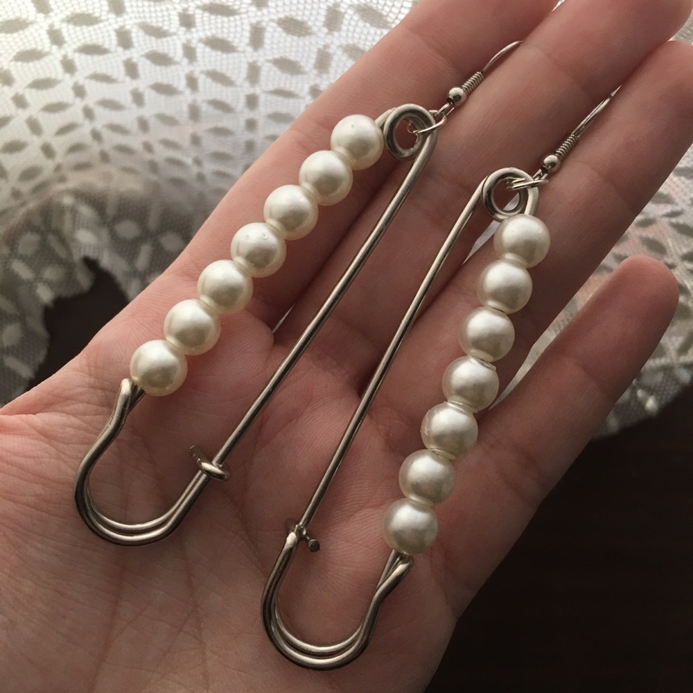 Jumbo Safety Pin Pearl Earrings - Picture 6 of 6